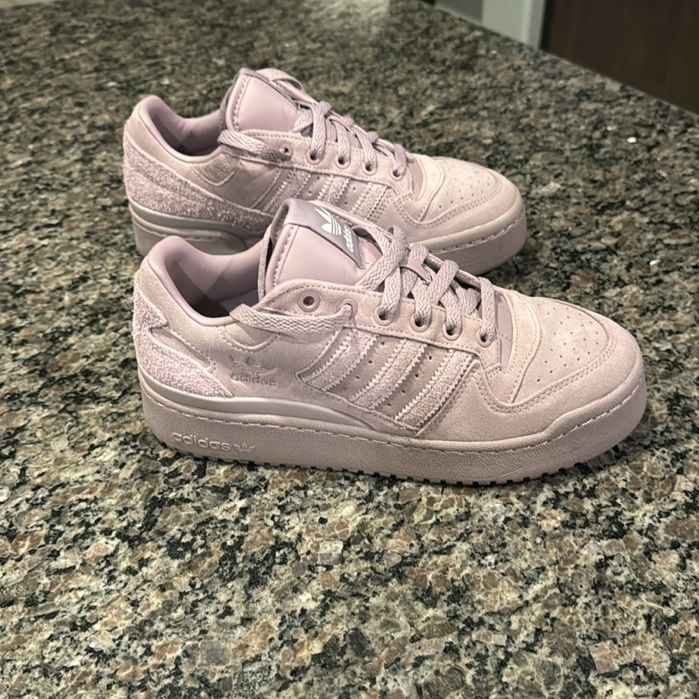 ADIDAS!! New. No damage.